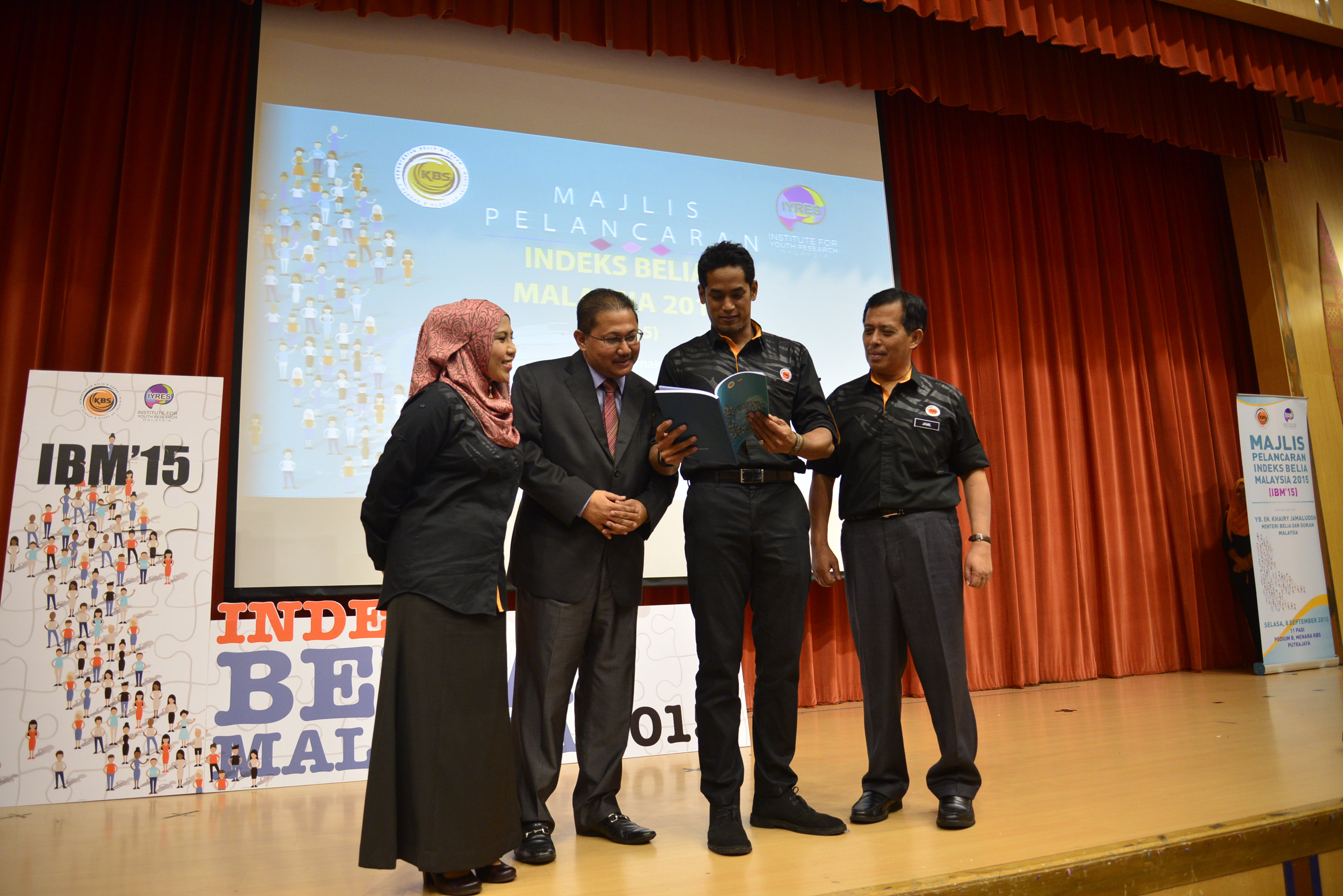 2.YB Khairy Jamaluddin melihat buku IBM 2015  